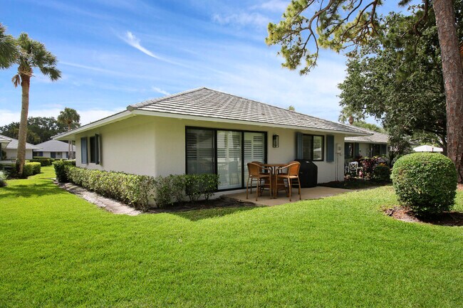 Building Photo - 704 Club Dr