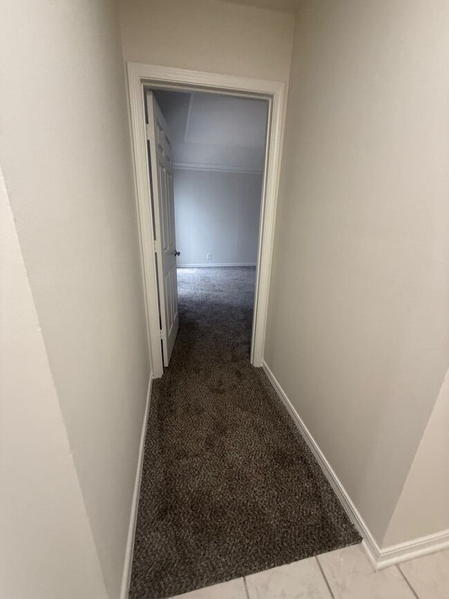 Building Photo - Garden Home