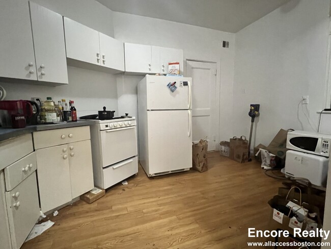 Building Photo - 1589 Beacon St