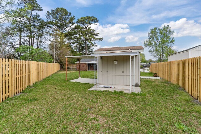 Building Photo - Pet-Friendly | Large Fenced Yard in North Wilmington