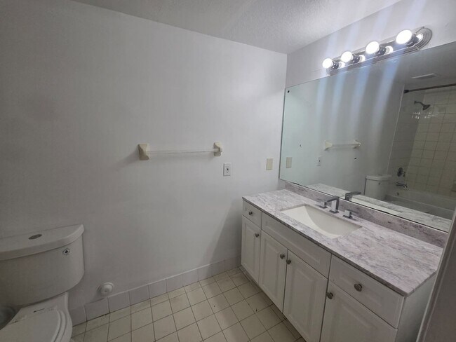 Building Photo - 3 Bedroom Townhome in West Palm Beach