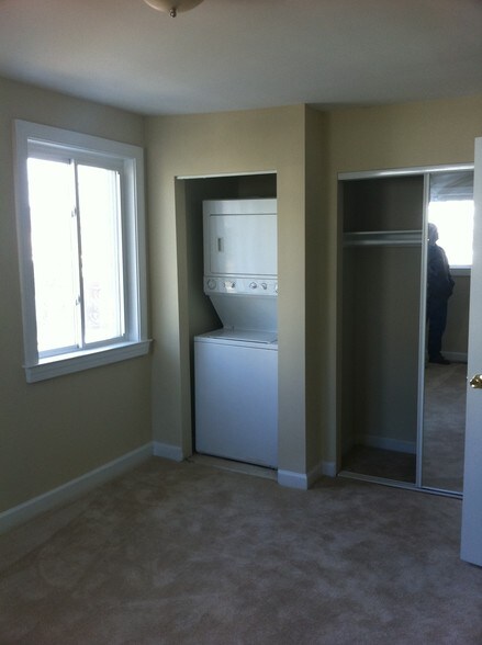 Building Photo - 750 Barnaby St SE