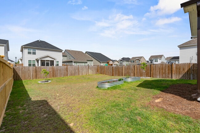 Building Photo - 837 Peony Ln