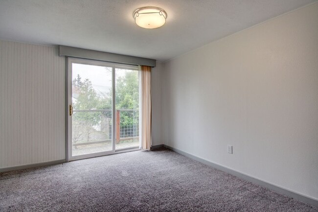 Building Photo - 3 bedroom/3 Bathroom House- In Town with Large yard