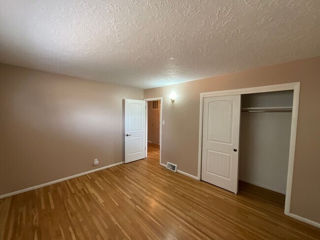 Building Photo - 4 Bedroom Single Story Home Available Near...