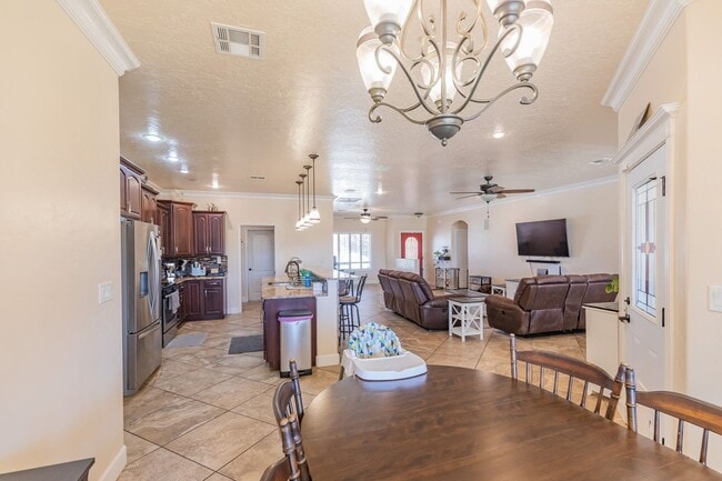 Building Photo - 4 Bedroom 2 bath Beautiful Home