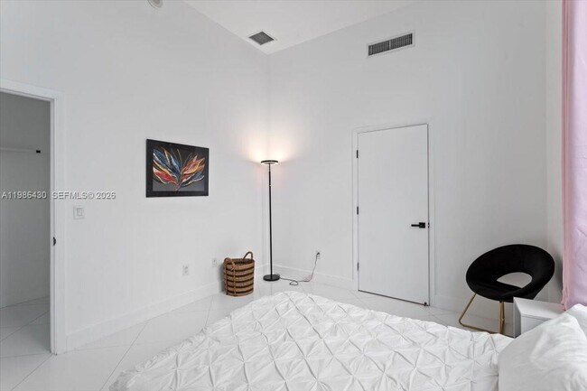 Building Photo - 1900 N Bayshore Dr