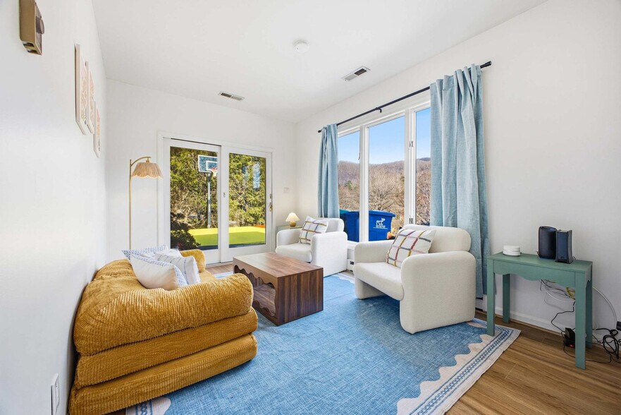 Building Photo - 12 Apple Tree Way