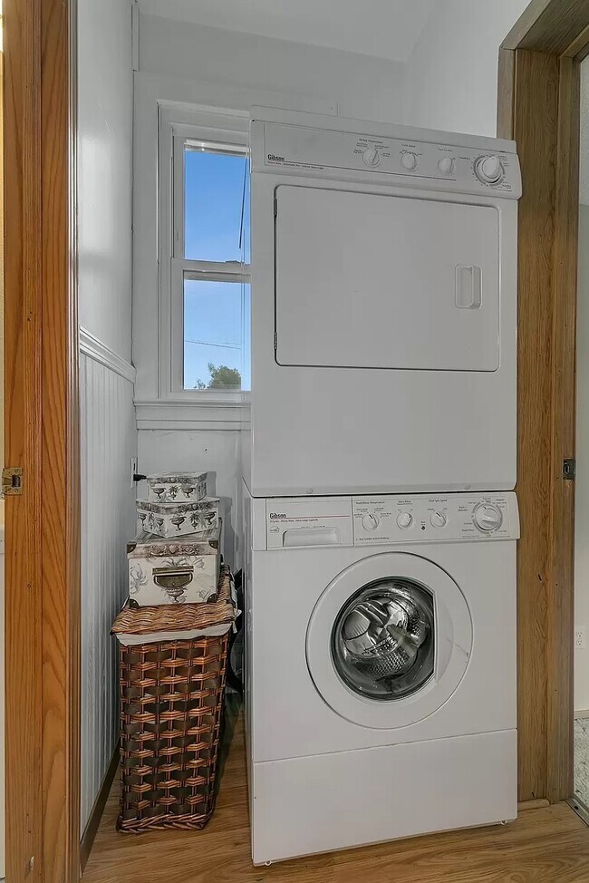 Building Photo - 320 9th Ave N