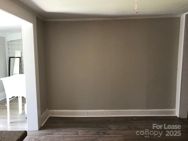 Building Photo - 213 W King St