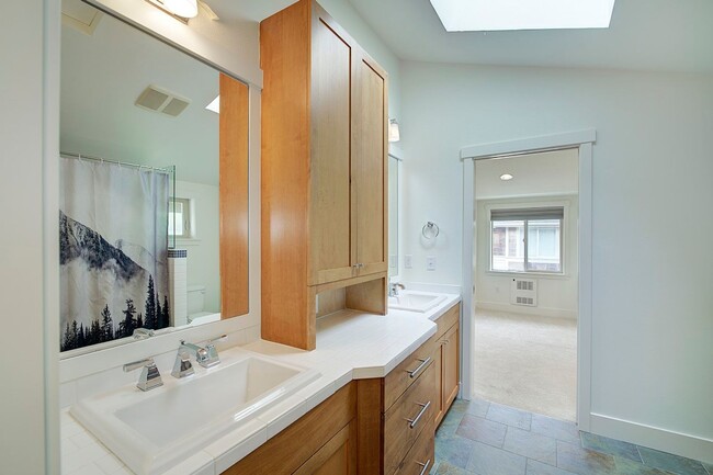 Building Photo - 2Bd/1.5Ba Seattle Townhouse