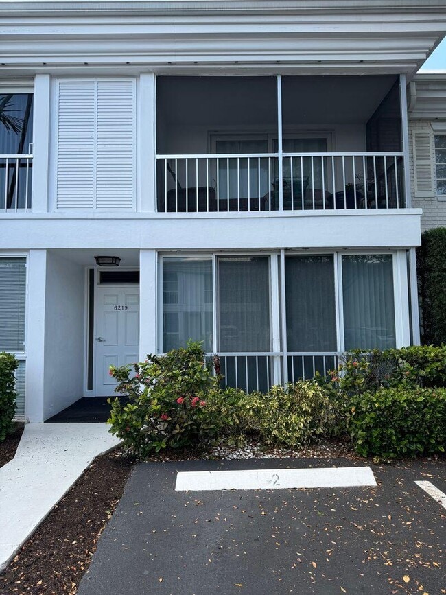 Building Photo - 6219 Bay Club Dr