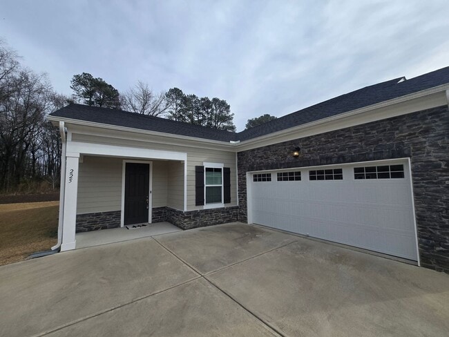 Building Photo - The Perfect Resort-Style Living in Auburn Village!