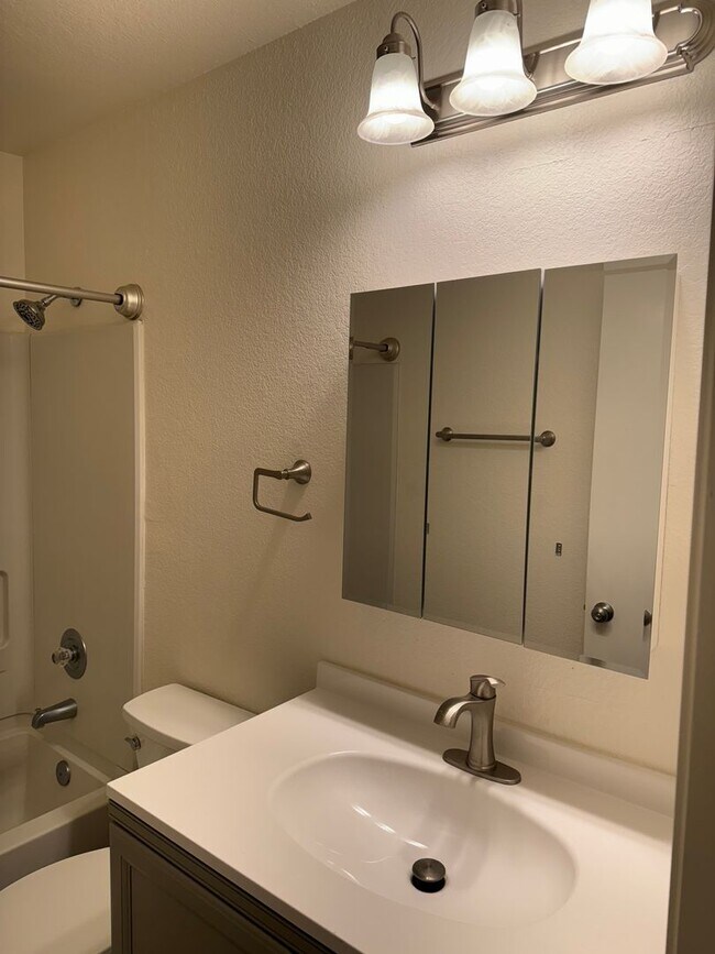 Building Photo - Adorable 2-bedroom 1 full bath and 1 car g...