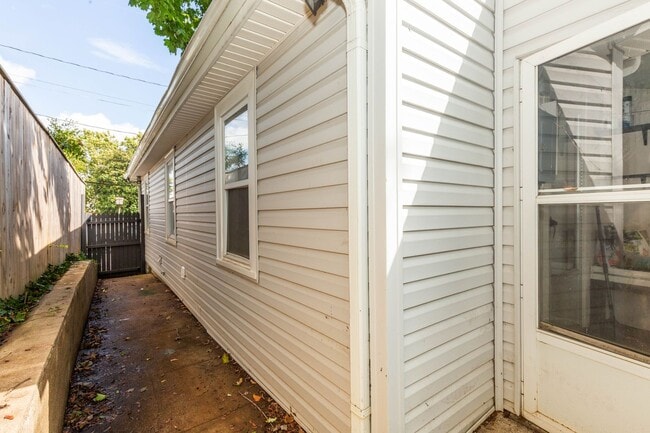 Building Photo - 2 Bed, 1 Bath Rancher in Charles Town, WV