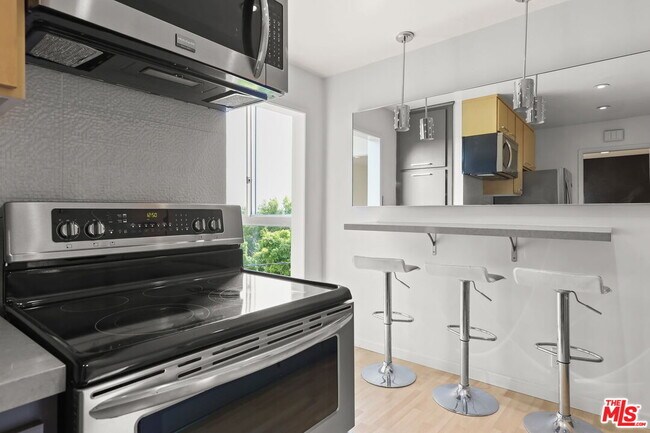 Building Photo - 8550 Holloway Dr