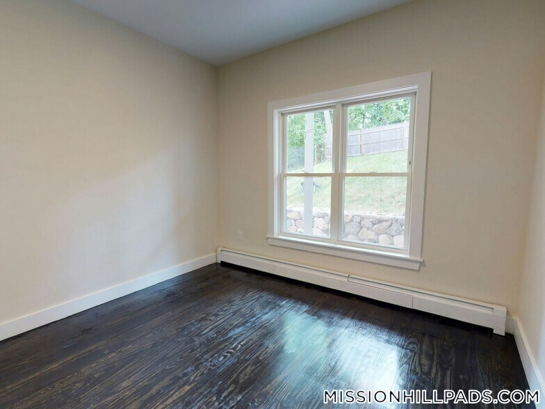 Building Photo - 839 Parker St