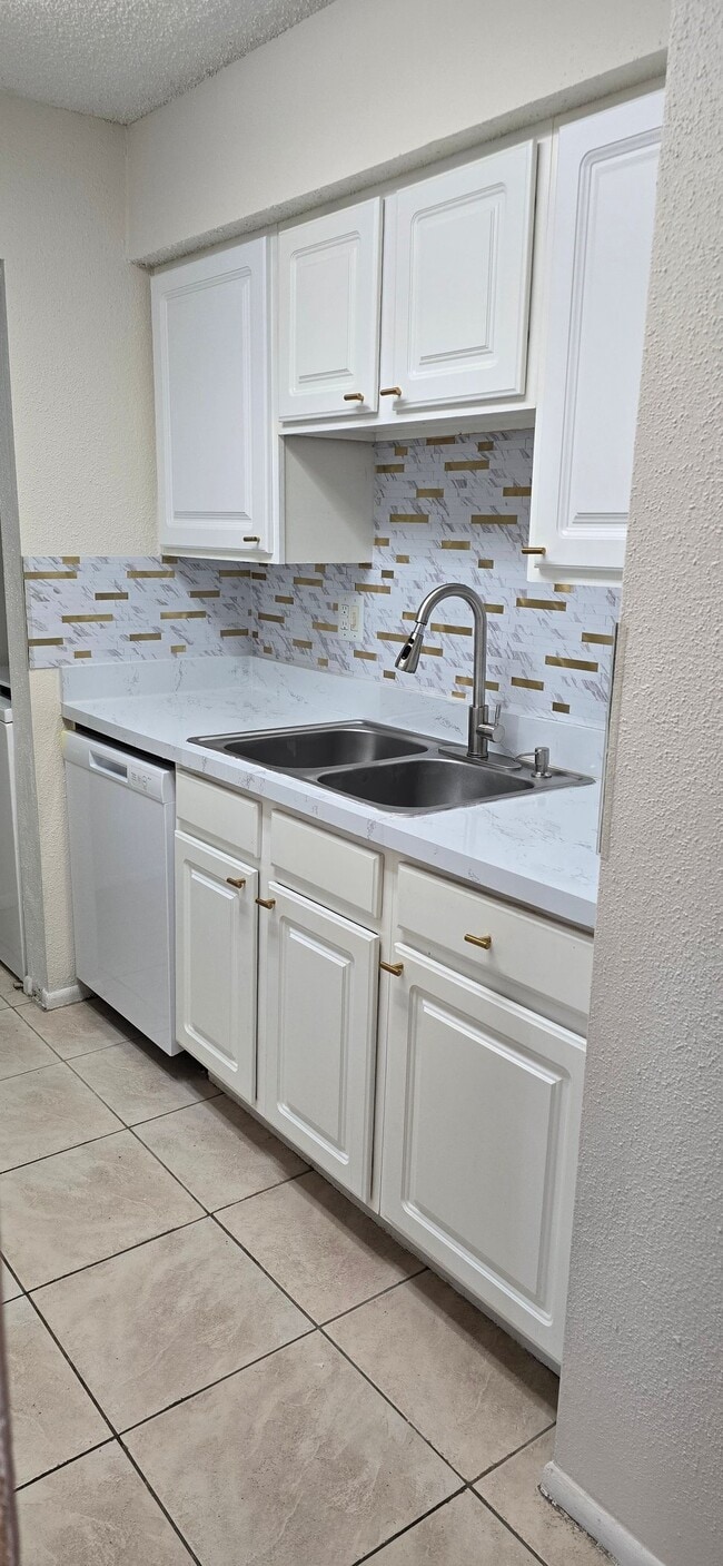 Building Photo - 3700 Idlebrook Cir