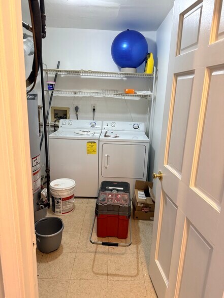 Building Photo - 32 Holly Ct