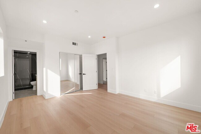 Building Photo - 913 N Hobart Blvd