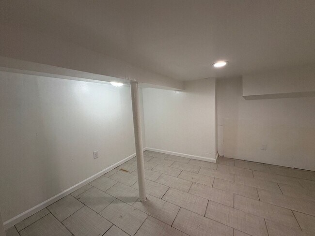 Building Photo - 119 7th Ave