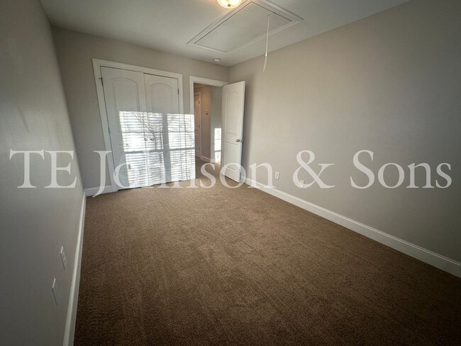 Building Photo - Stunning 3 Bedroom 2.5 Bath in Winston Salem