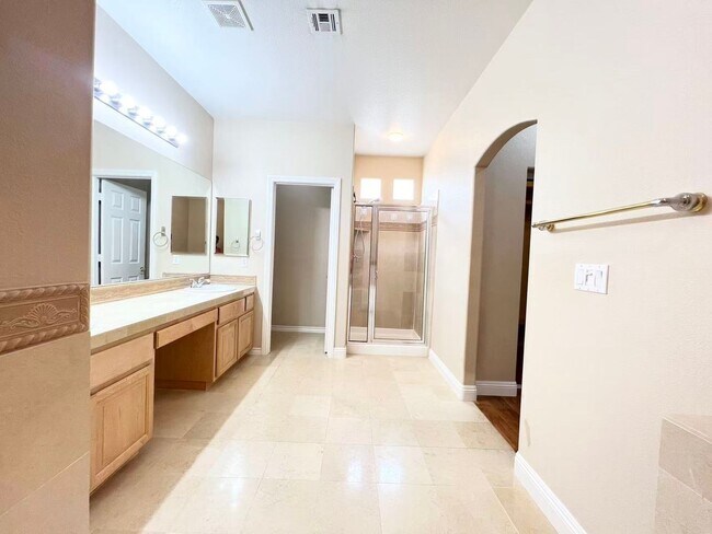 Building Photo - Welcome to the gorgeous home in Rhode Ranch