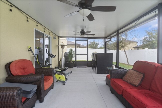 Building Photo - FULLY FENCED BACK YARD!