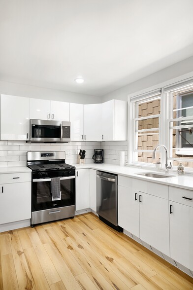 Building Photo - 36 E 47th St
