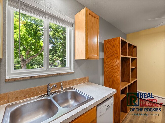 Building Photo - Charming 2 Bed, 1 Bath Condo in Prime Location!