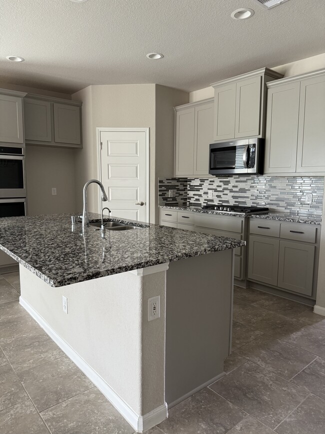 Building Photo - 8527 Golden Field Dr