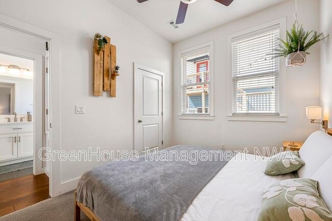 Building Photo - 636 SW B St