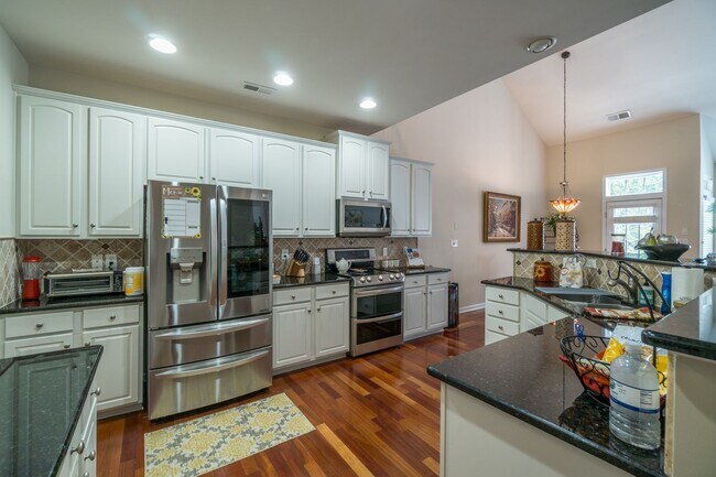 Building Photo - Luxury Golf Course Town Home with Master Suite on Main Level