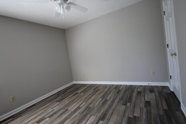 Building Photo - 219 Hunter Dr