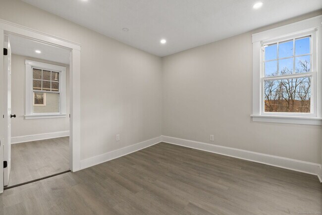 Building Photo - 19 Henry St