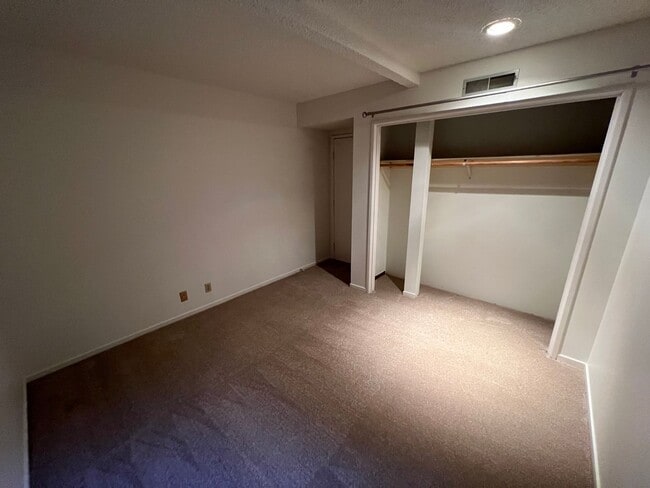 Building Photo - *Half-Off 1st Month's Rent!* Large Updated...