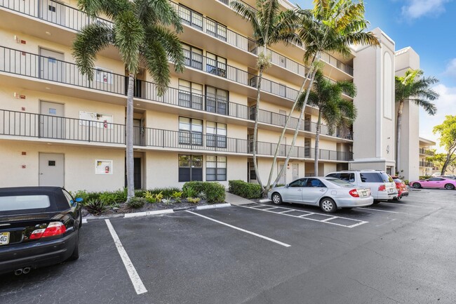 Building Photo - 4 Royal Palm Way