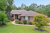 Building Photo - Spacious 4-bedroom Retreat