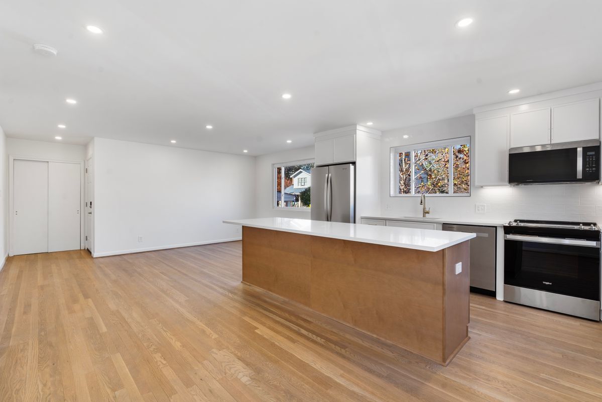 Building Photo - 618 19th St S