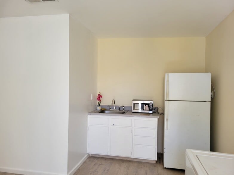 Kitchenette - 6251 Canby Ave