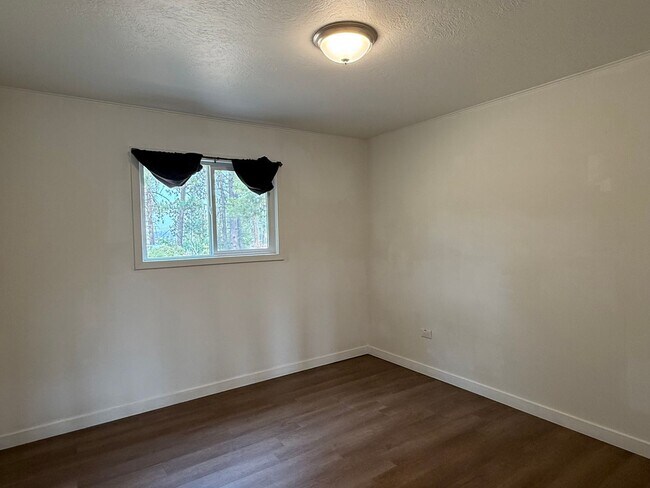 Building Photo - 2 Bedroom 1 Bath 1500 Sq/Ft home on Acreage in Medical Lake with 3 Car Garage & Out Building