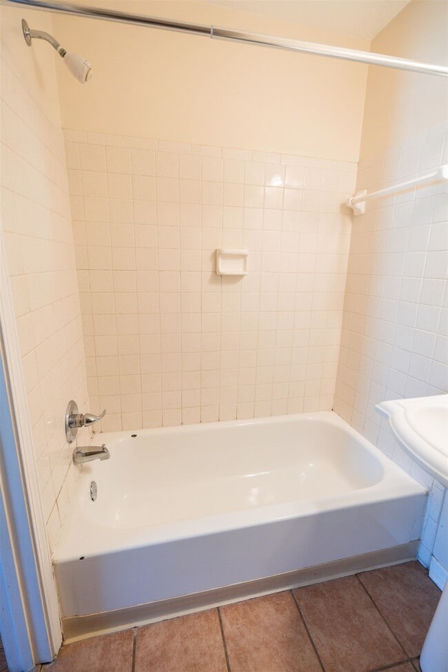 Building Photo - 1335 Airport Dr