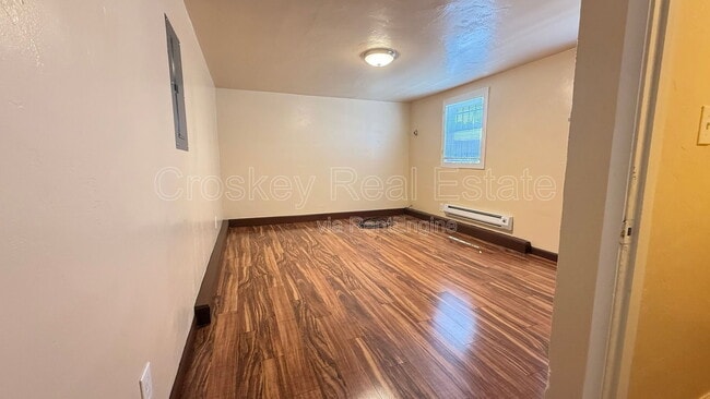 Building Photo - 408 W 8th St