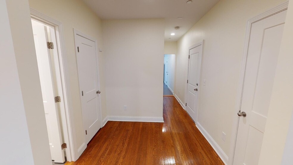 Building Photo - 123 Sutherland Rd