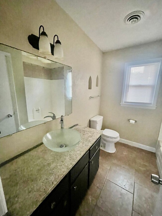Building Photo - This lovely 2 bedroom 1 bath duplex is loc...