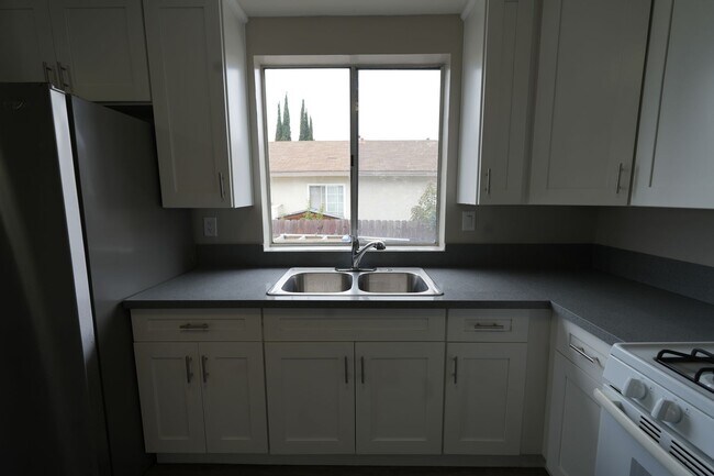 Building Photo - 440 RAYVON