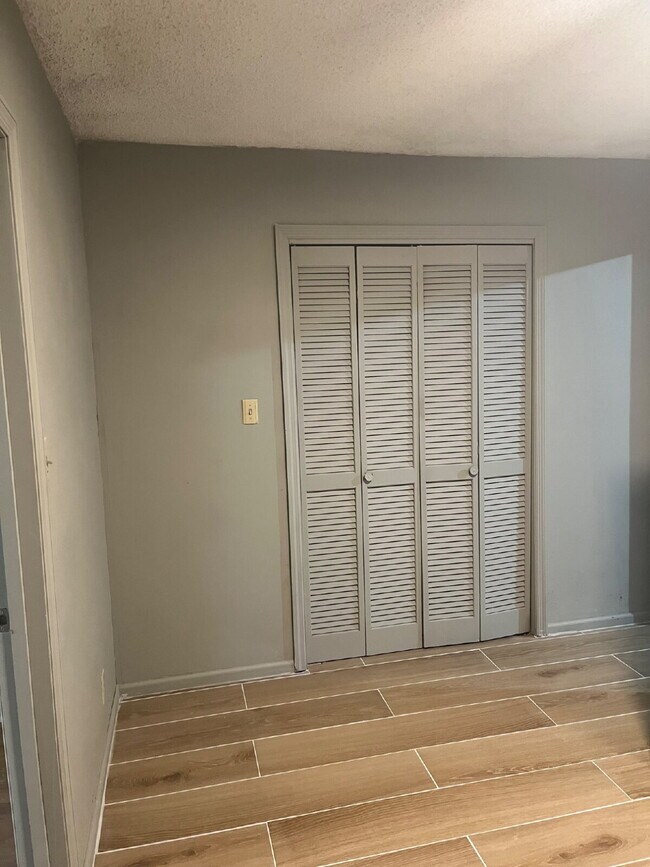 Building Photo - 665 Dutchmans Dr