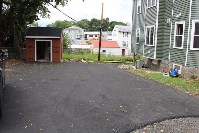 Building Photo - 19 Iona St