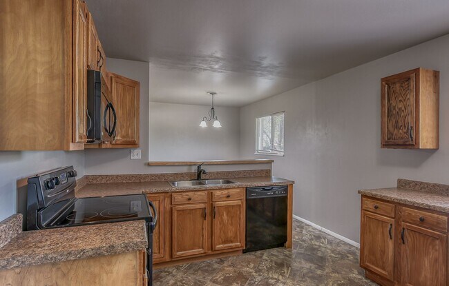 Building Photo - Centrally located 4 bedroom home!