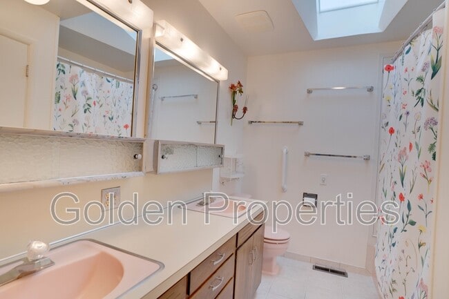 Building Photo - 1415 Crestline Dr